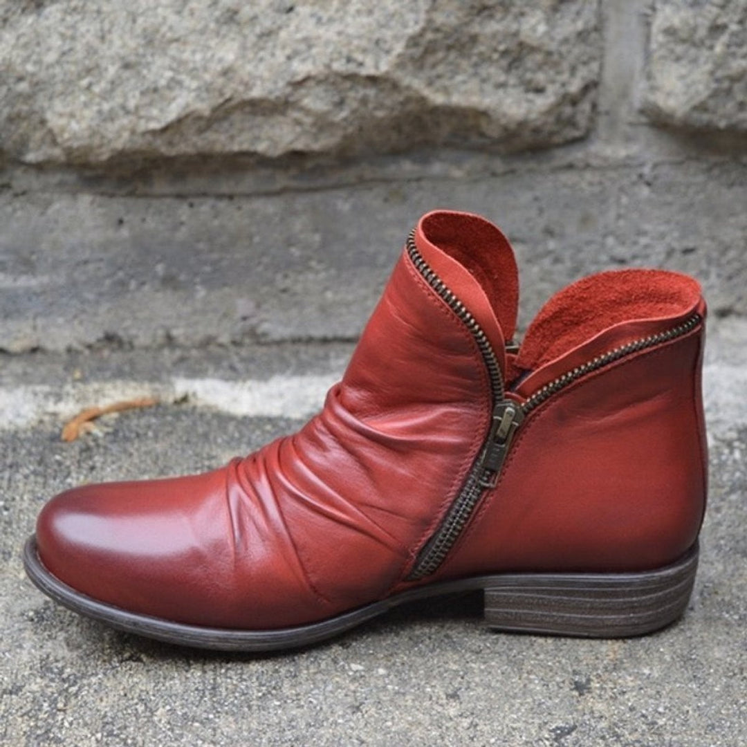 Rote Stiefelette aus veganem Leder mit Blockabsatz und seitlichem Zipper