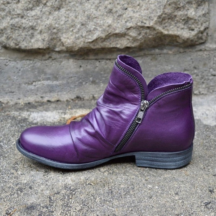 Violette Stiefelette mit gefältelter Optik und silbernem Reißverschlussdetail