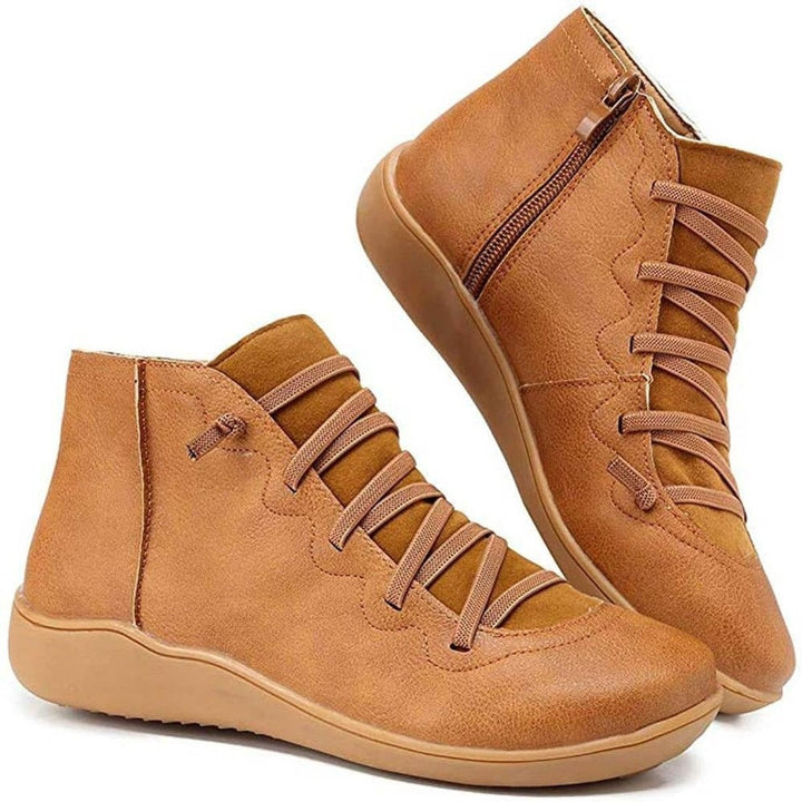 Cognacfarbene Stiefeletten aus veganem Leder mit Schnürung und flacher Sohle