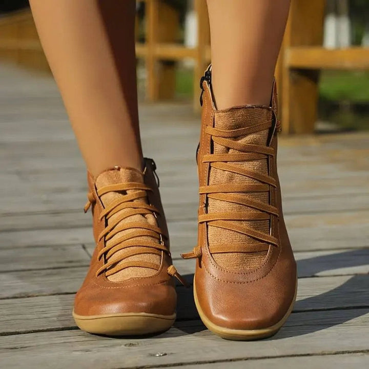Braune Stiefeletten mit Kreuzschnürung, Nahaufnahme von vorne