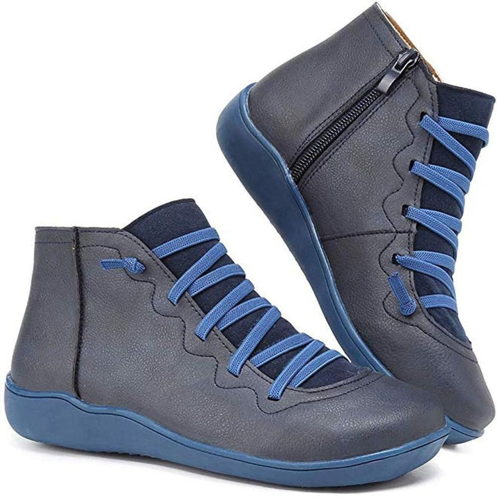 Dunkelblaue Stiefeletten mit kontrastfarbener Schnürung und blauer Sohle