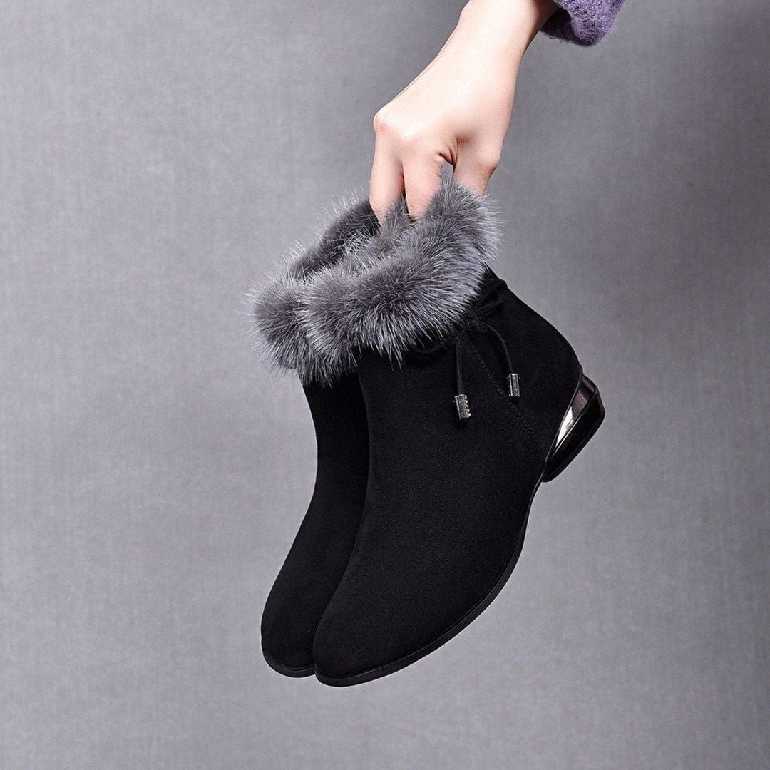 Schwarze Stiefeletten aus Wildleder mit grauem Kunstfellbesatz und Blockabsatz