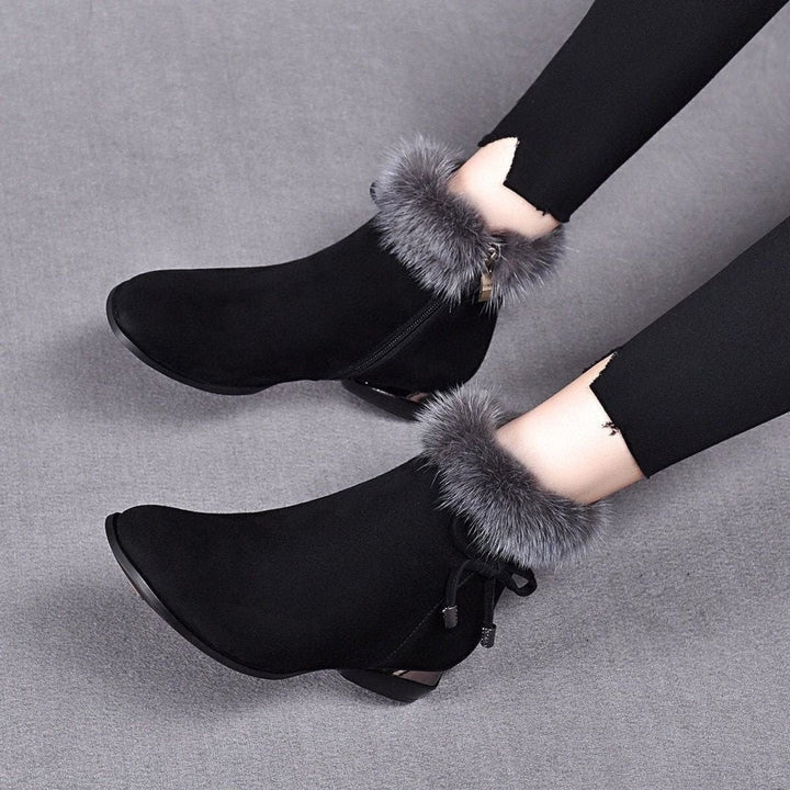 Schwarze Veloursleder-Stiefeletten mit flauschigem Fellkragen und Metallabsatz