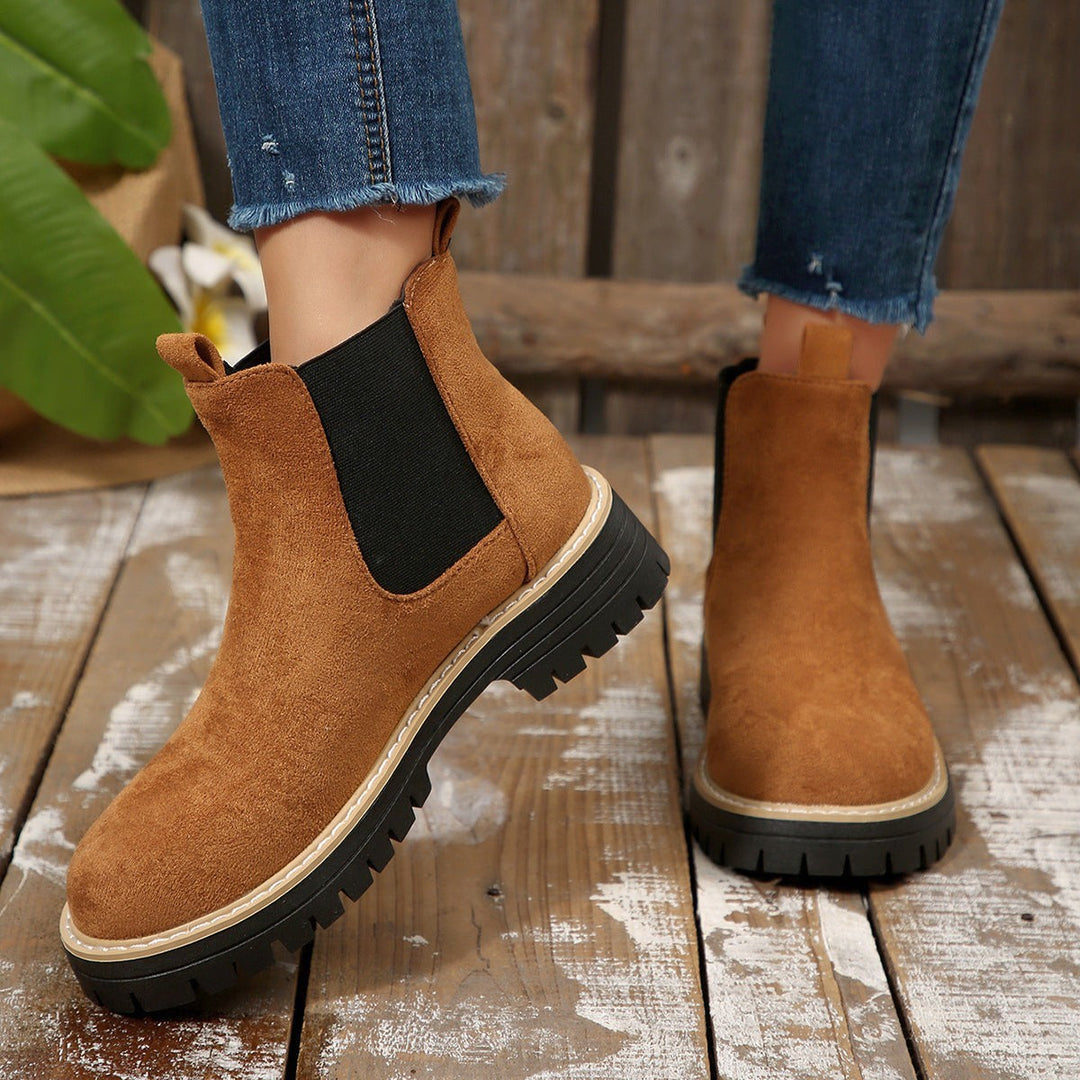 Karamellbraune Chelsea Boots aus Veganem Wildleder mit robuster Sohle