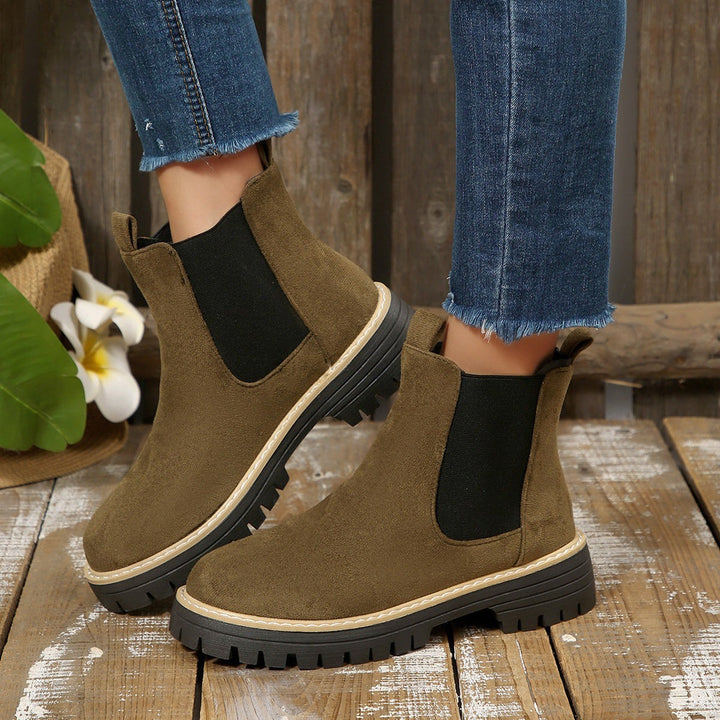 Khakifarbene Chelsea Stiefeletten mit kontrastierender Nahtsohle im Freien getragen