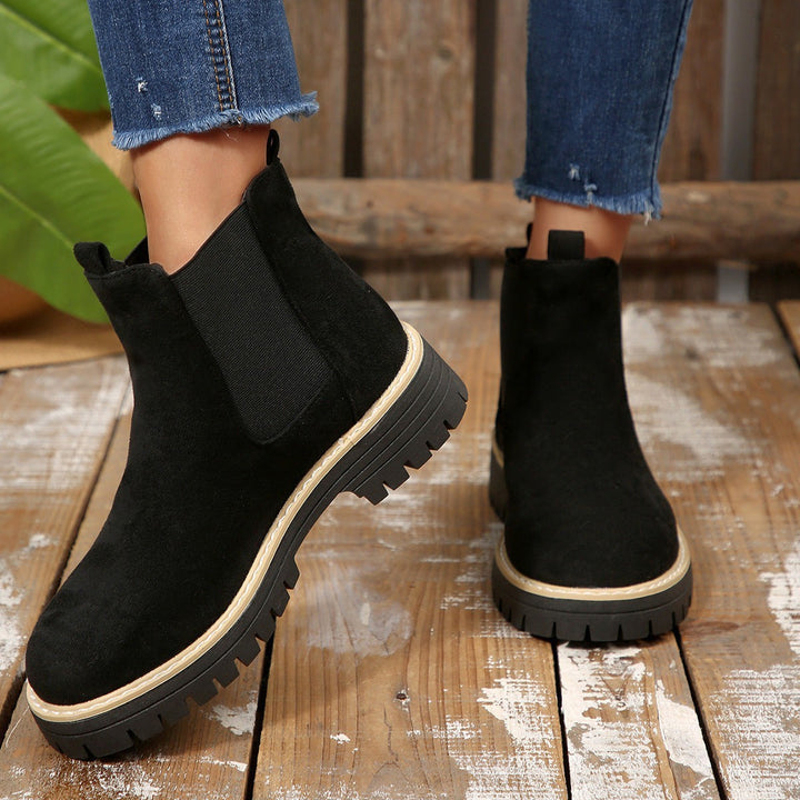 Schwarze Chelsea Boots aus Wildlederimitat mit grober Profilsohle von hinten