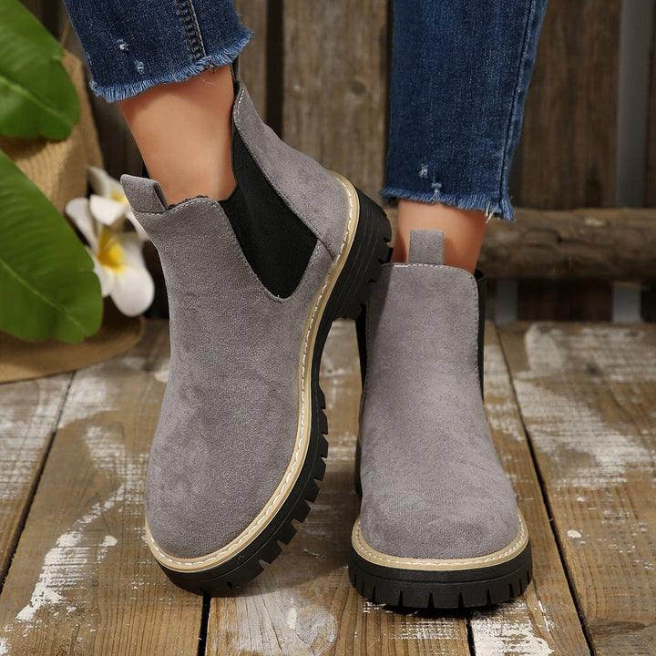 Graue Chelsea Stiefeletten mit schwarzem Gummizug und beiger Ziernaht