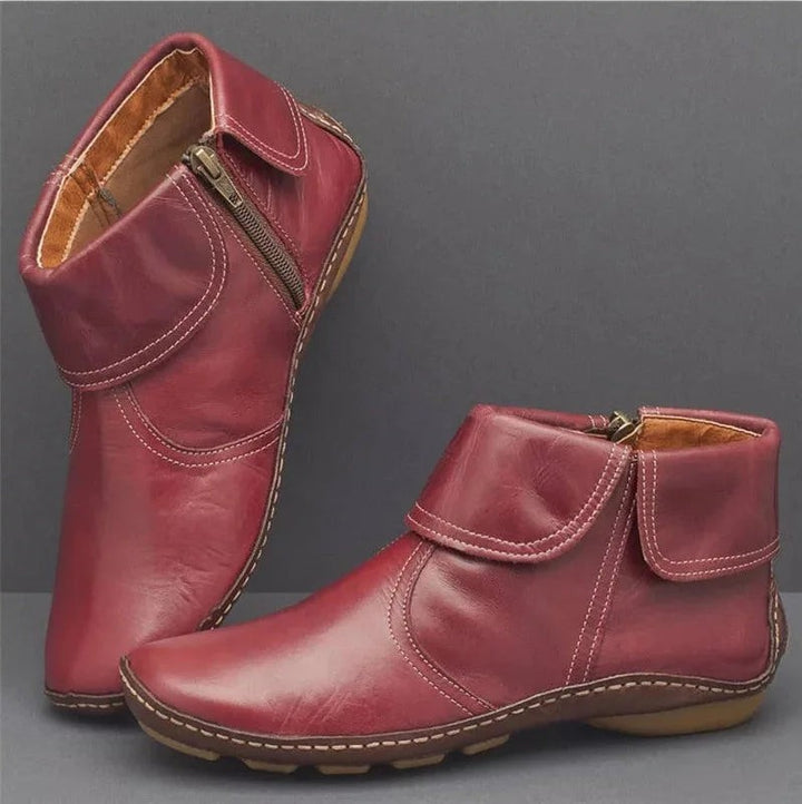 Weinrote Ankle Boots mit Manschette und goldfarbenem Reißverschluss