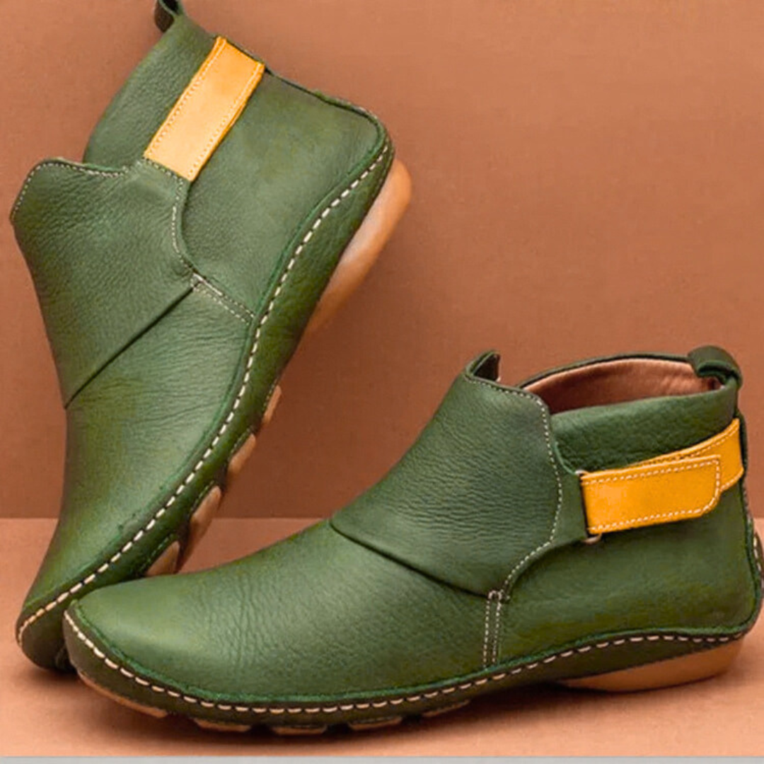 Grüne Stiefelette mit gelbem Riemen und flacher Profilsohle
