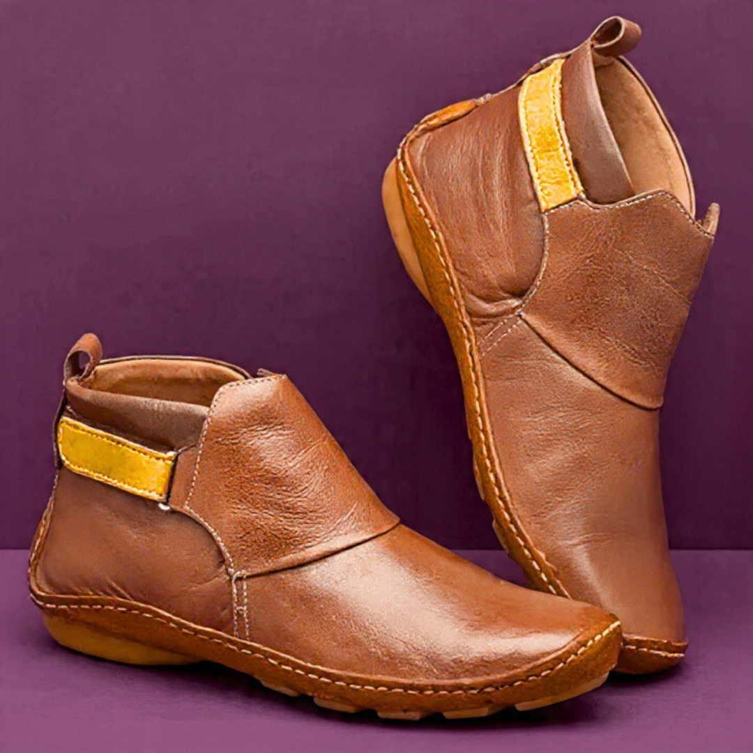 Cognacfarbene Lederstiefelette mit gelbem Akzentriemen und Schlupfform