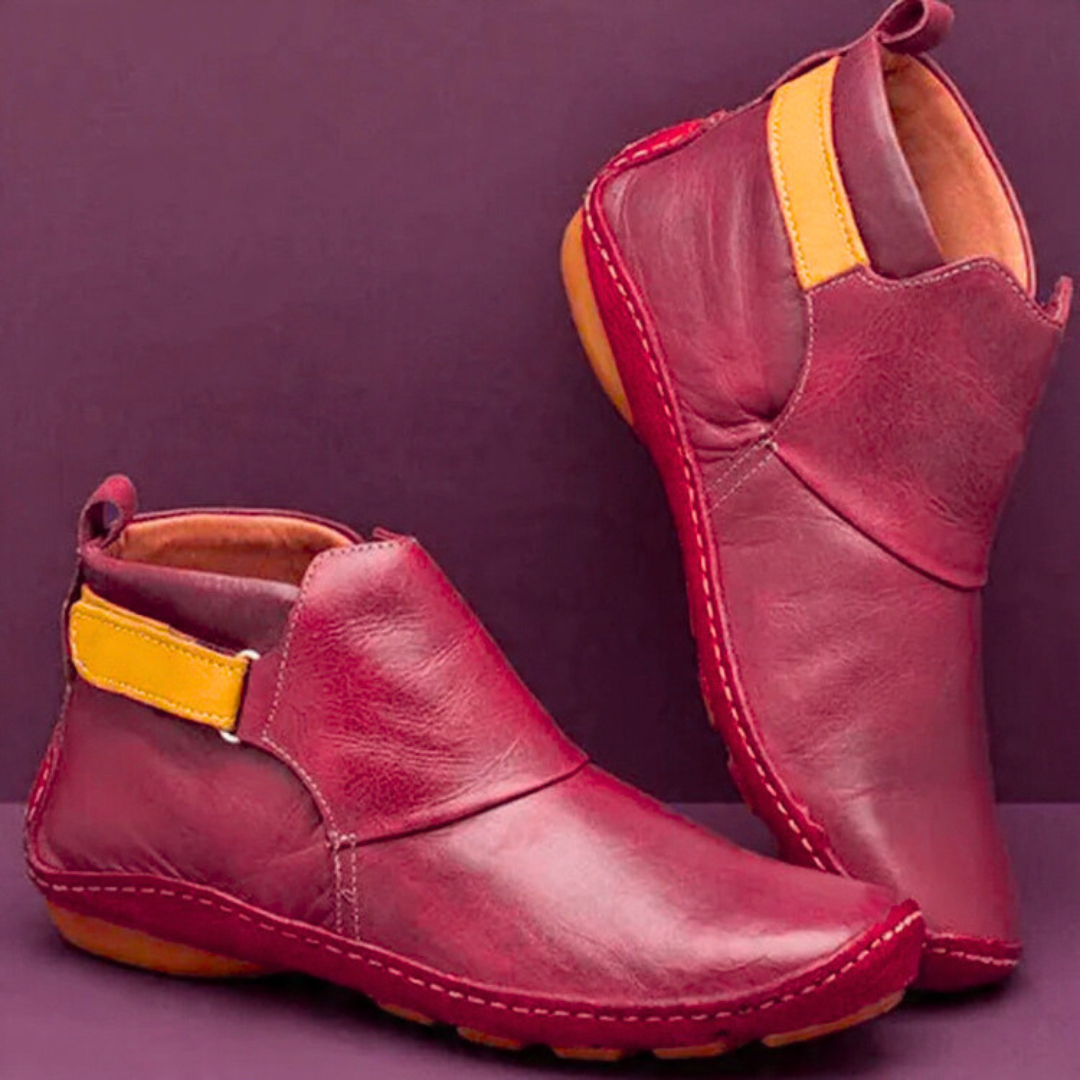 Bordeauxrote Ankle Boots mit gelbem Riemen und weicher Sohle