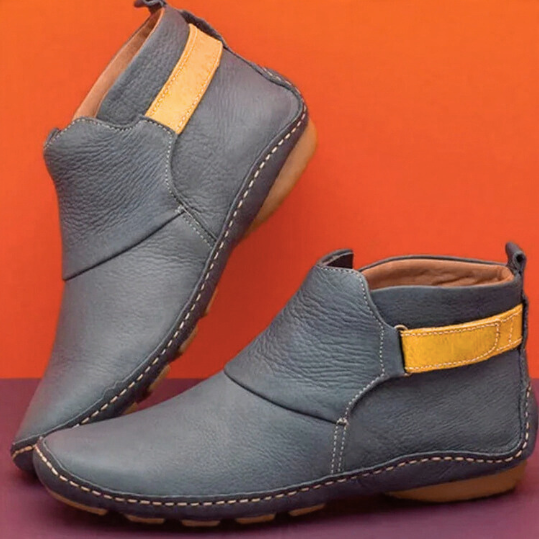 Blaugraue Stiefelette mit gelbem Riemen und robuster Profilsohle
