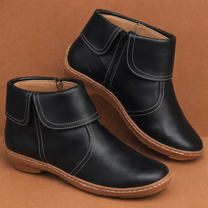 Schwarze Stiefelette mit Umschlag-Manschette und kontrastierender Sohle