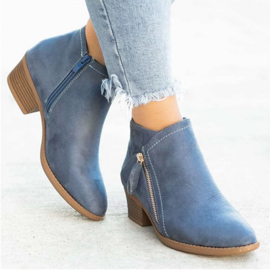 Blaue Stiefelette im Wildleder-Look mit Reißverschluss und Blockabsatz getragen