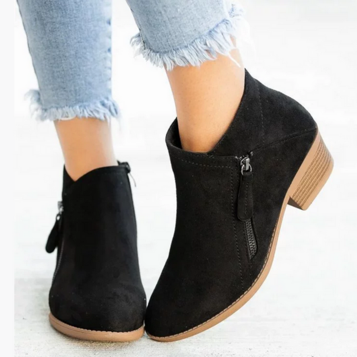 Schwarze Stiefelette im Wildleder-Look mit spitzer Zehenform am Fuß