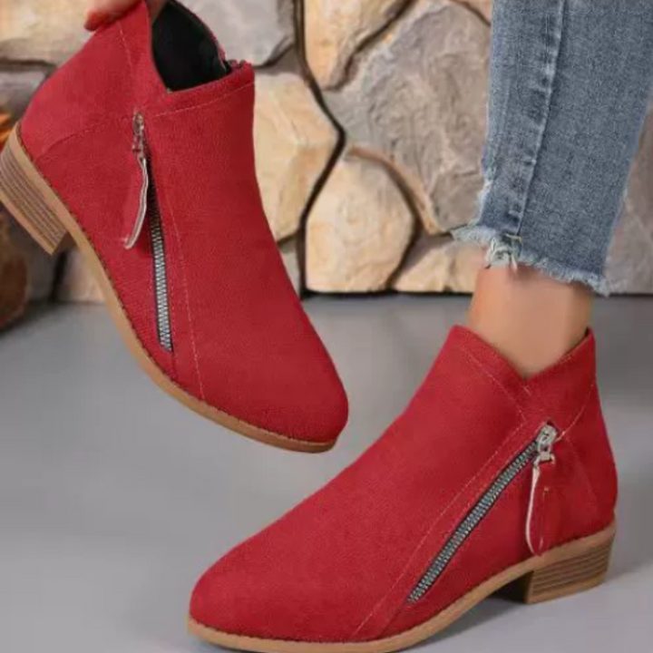 Rote Stiefelette im Wildleder-Look mit Kontrastnähten und seitlichem Reißverschluss