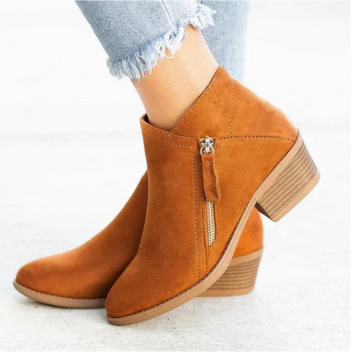 Cognacfarbene Stiefelette im Wildleder-Look mit Reißverschluss und Holzoptik-Absatz
