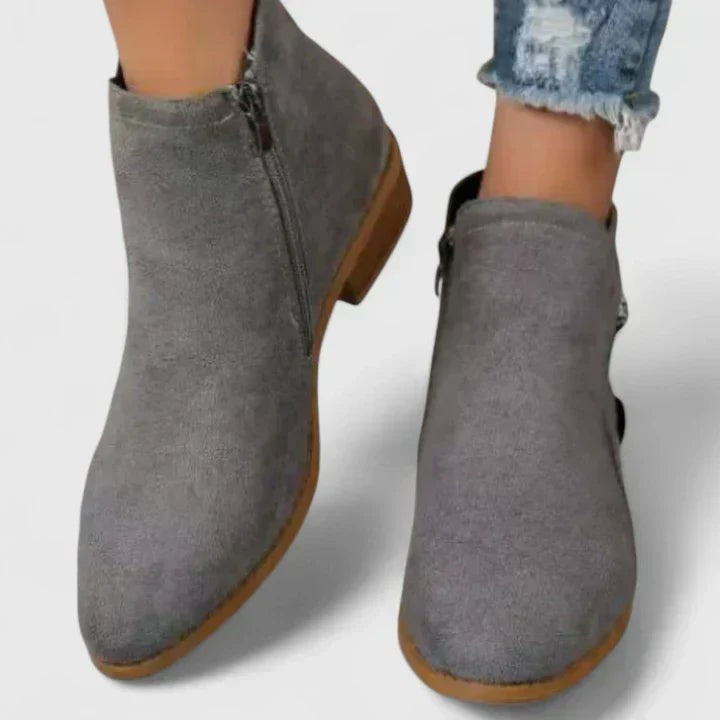 Graue Stiefeletten im Wildleder-Look mit spitzer Zehenform von vorne