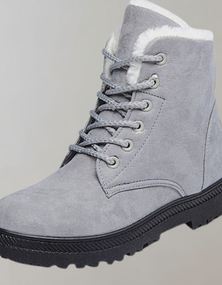 Graue Stiefelette in Wildlederoptik mit Schnürung und griffiger Profilsohle