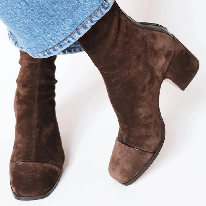 Dunkelbraune Stiefeletten aus Wildleder mit Blockabsatz und gerafftem Schaft