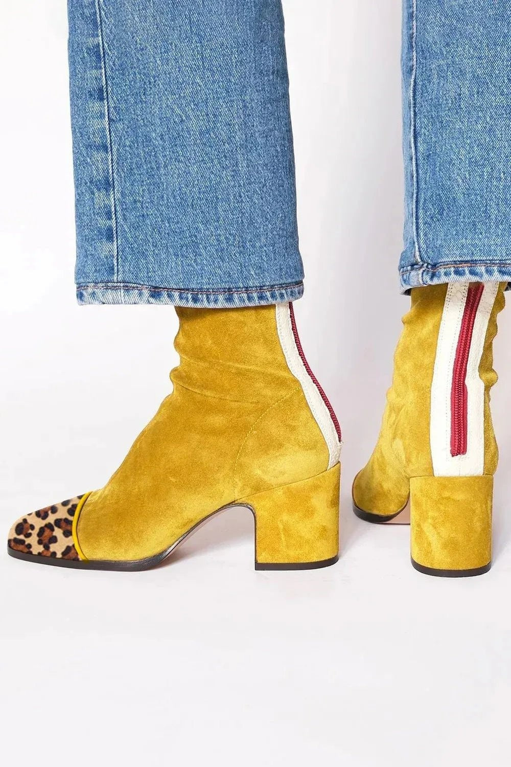 Senfgelbe Stiefeletten mit Leoparden-Zehenkappe und cremefarbenem Reißverschlussstreifen