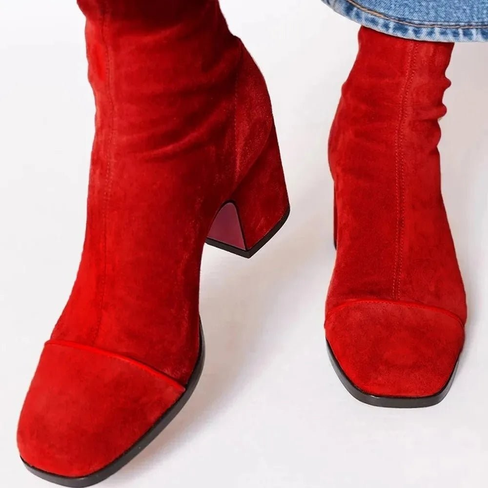 Rote Wildleder-Stiefeletten mit quadratischer Zehenpartie und Blockabsatz