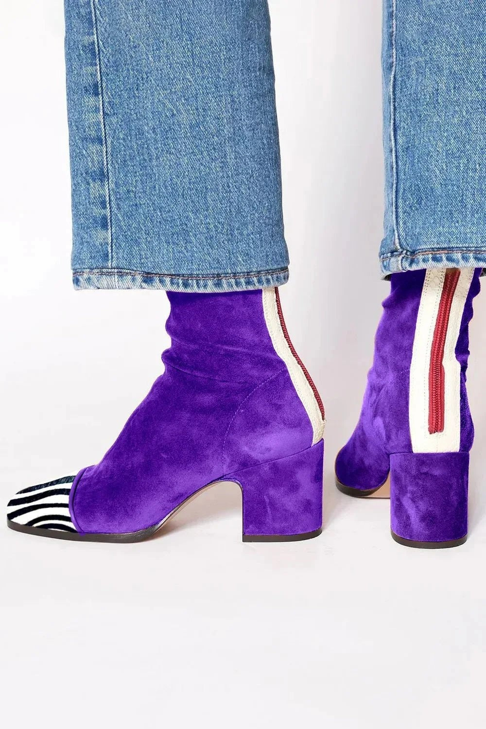 Violette Stiefeletten aus Wildleder mit Zebra-Print an der Zehenspitze