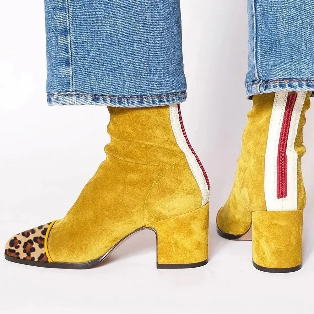 Senfgelbe Wildleder-Stiefeletten mit Leopardenmuster an der Spitze