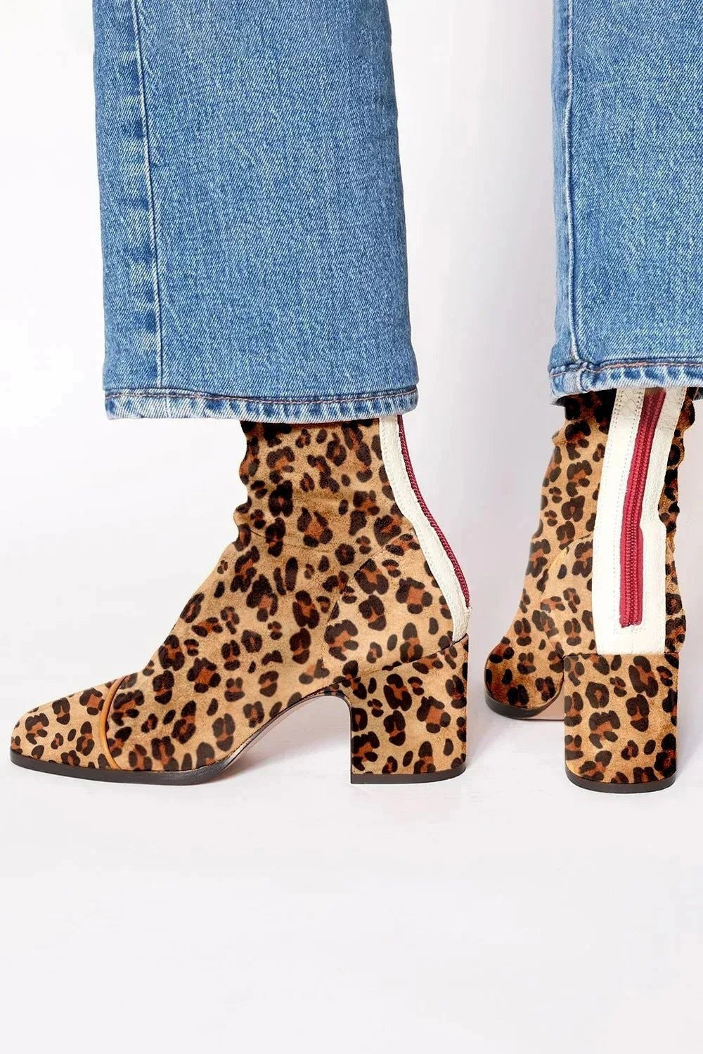Leopardenprint-Stiefeletten aus Wildleder mit Blockabsatz und rotem Reißverschluss