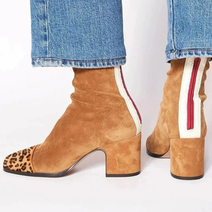 Cognacfarbene Wildleder-Stiefeletten mit Leopardenmuster-Zehenkappe und gerafftem Schaft