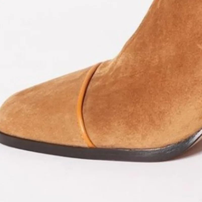 Nahaufnahme der Zehenpartie einer cognacfarbenen Wildleder-Stiefelette