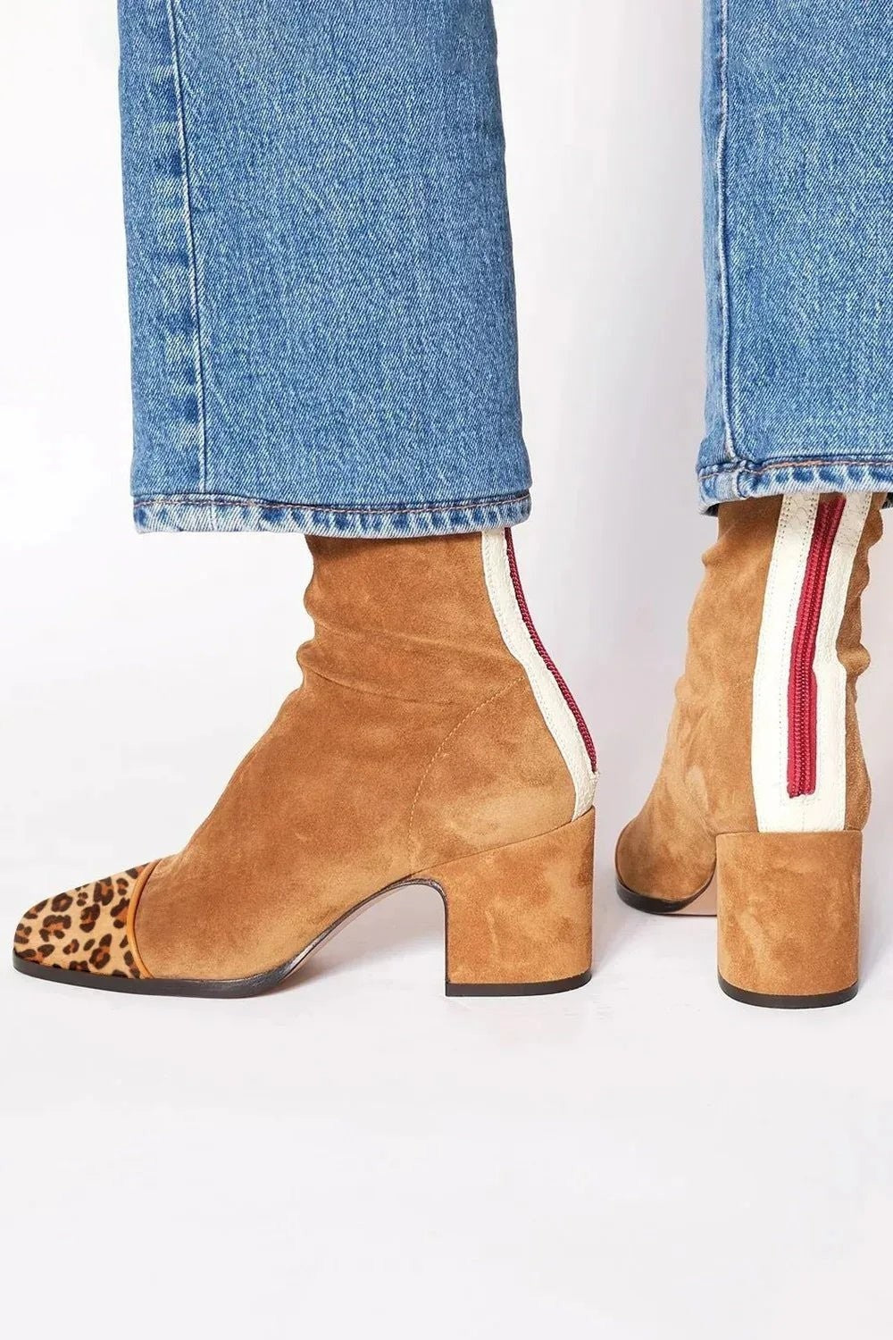 Cognacfarbene Stiefeletten mit Leo-Print-Details und rotem Reißverschluss hinten