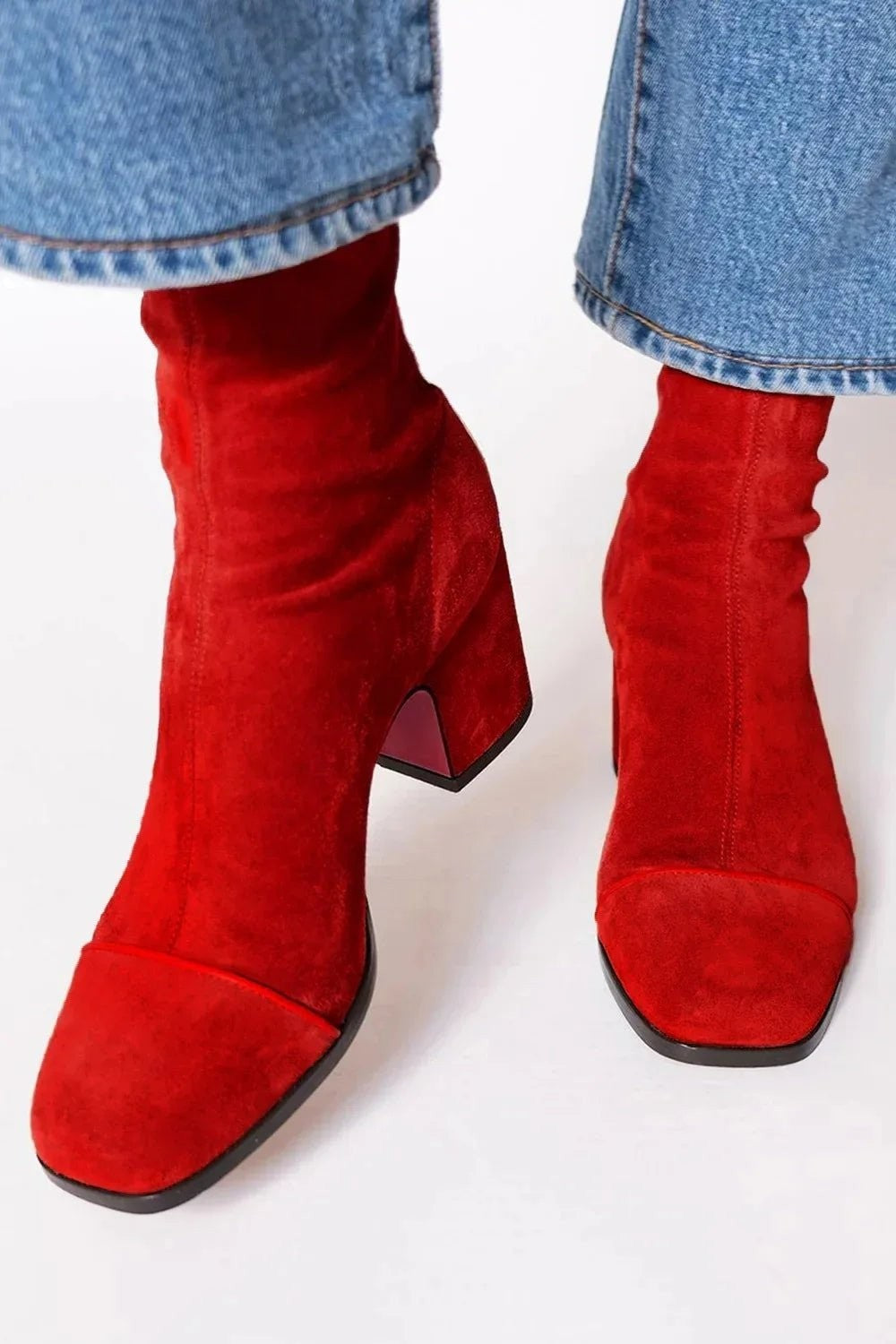 Rote Wildleder-Stiefeletten mit quadratischer Spitze und stabilem Blockabsatz