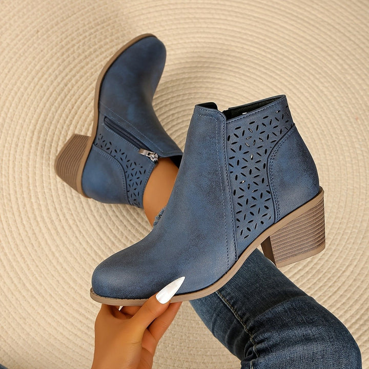 Graue Ankle Boots mit Reißverschluss und Perforationsmuster, Nahaufnahme am Bein