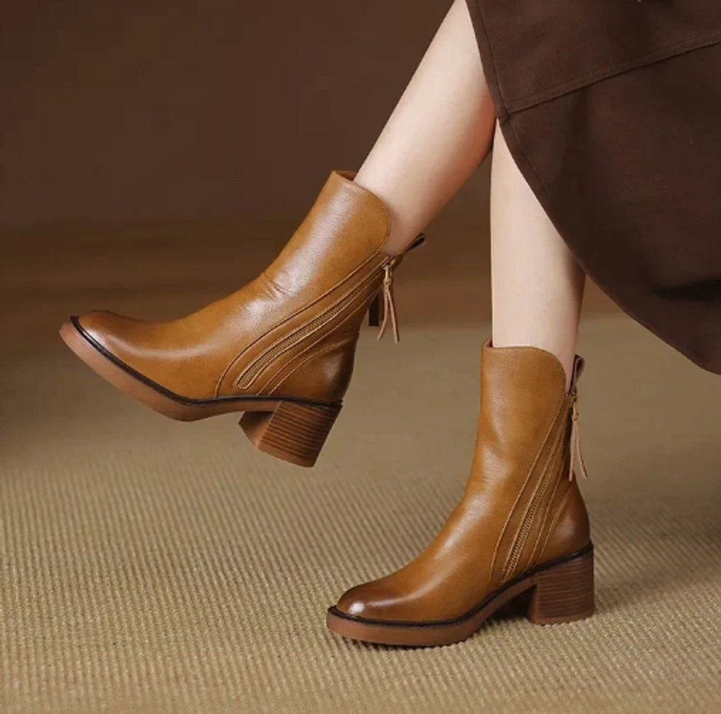 Cognacfarbene Stiefeletten mit Blockabsatz an Model, Reißverschluss seitlich sichtbar