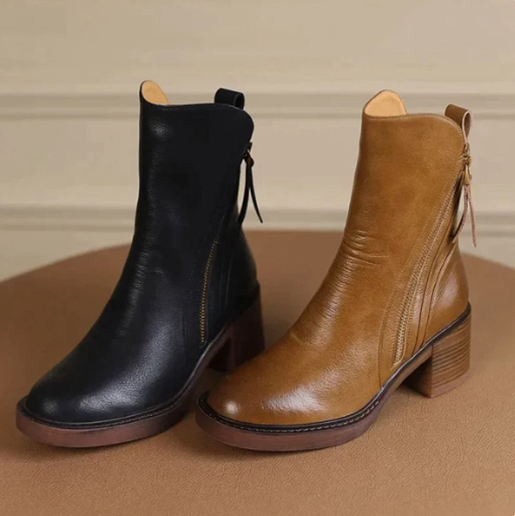 Ankle Boots in Schwarz und Cognac nebeneinander mit Blockabsatz und Anziehlasche