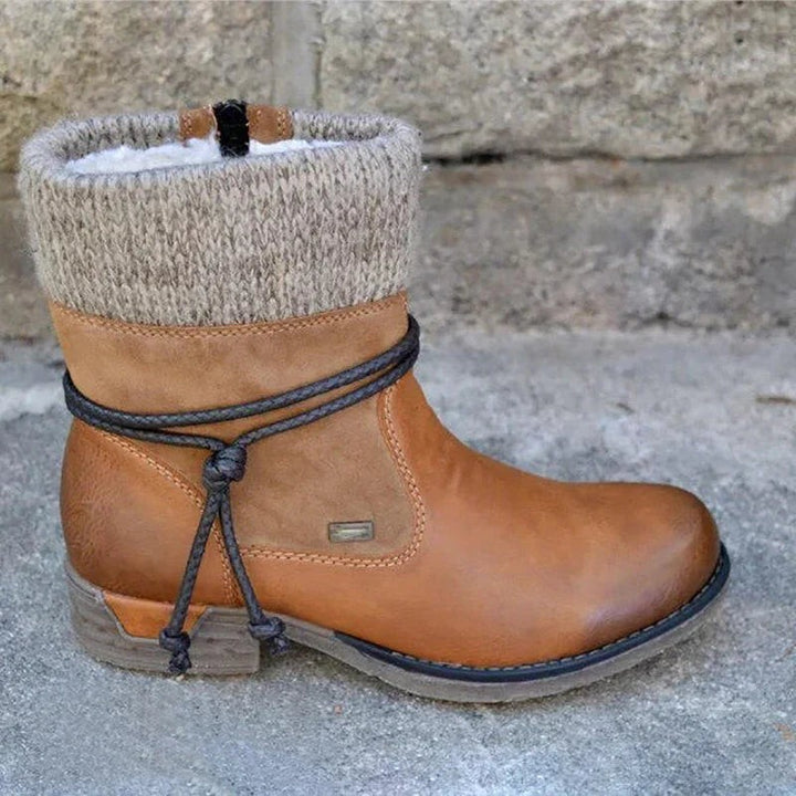 Cognacfarbene Stiefelette mit Strickmanschette und geflochtener Zierkordel am Knöchel