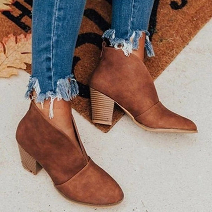 Braune Stiefeletten mit tiefem V-Ausschnitt und Blockabsatz aus Veloursleder
