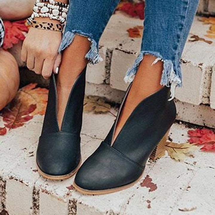 Schwarze Slip-On Stiefeletten mit spitzer Zehenpartie und V-Schnitt