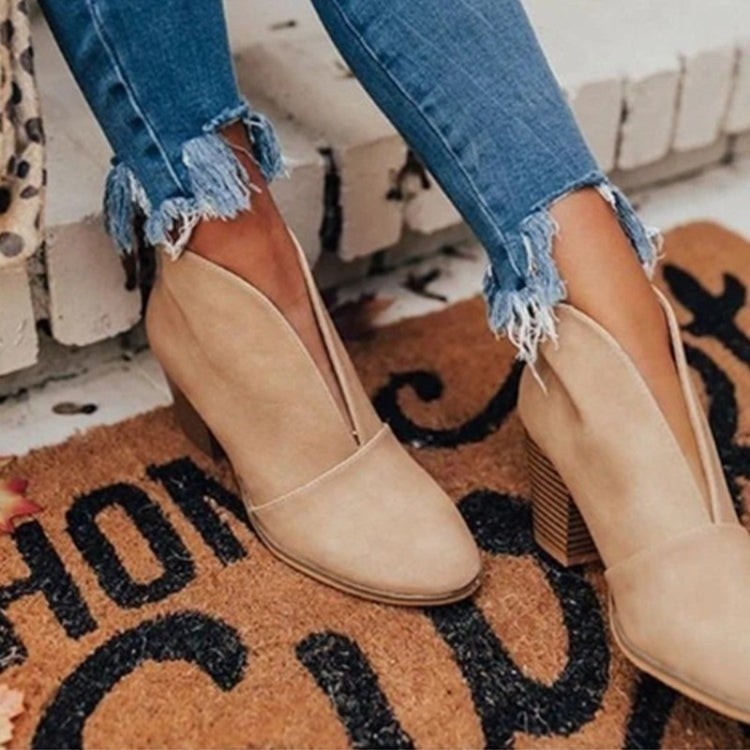 Beige Stiefeletten mit V-Ausschnitt, spitzer Zehenpartie und Holzabsatz