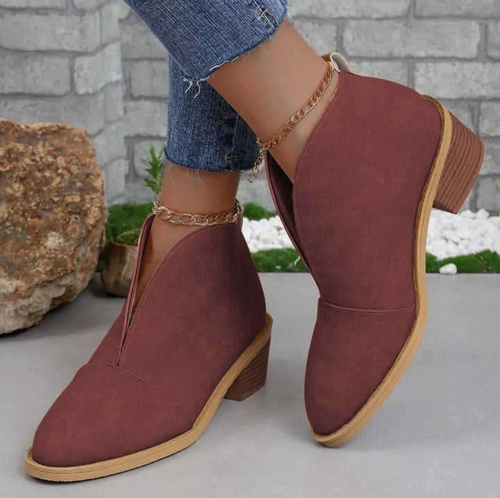 Rostrote Stiefeletten mit Blockabsatz kombiniert mit goldener Fußkette