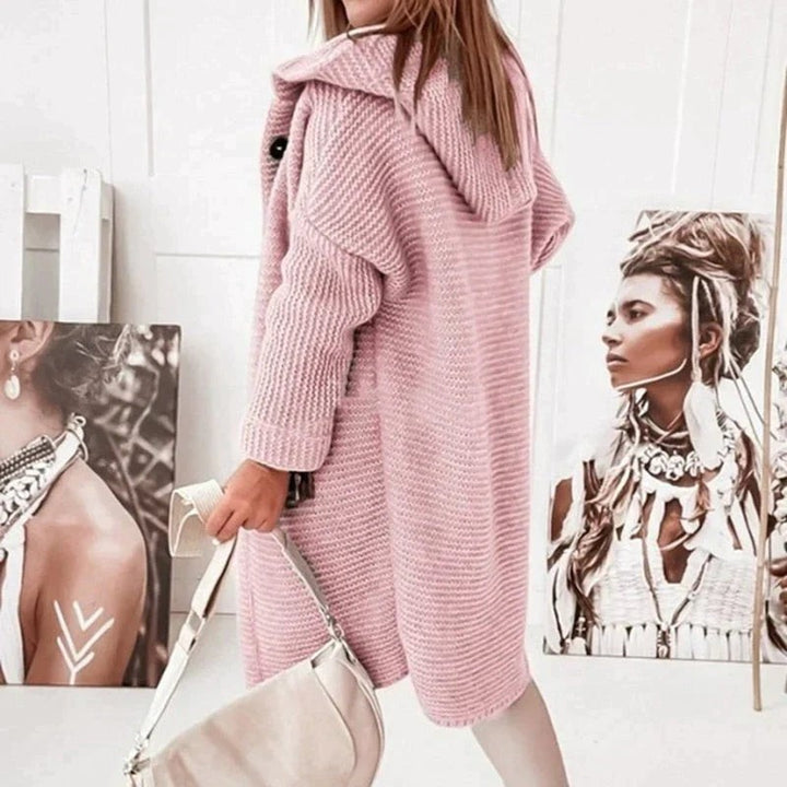 Rückansicht der langen Strickjacke mit Kapuze in Rosa
