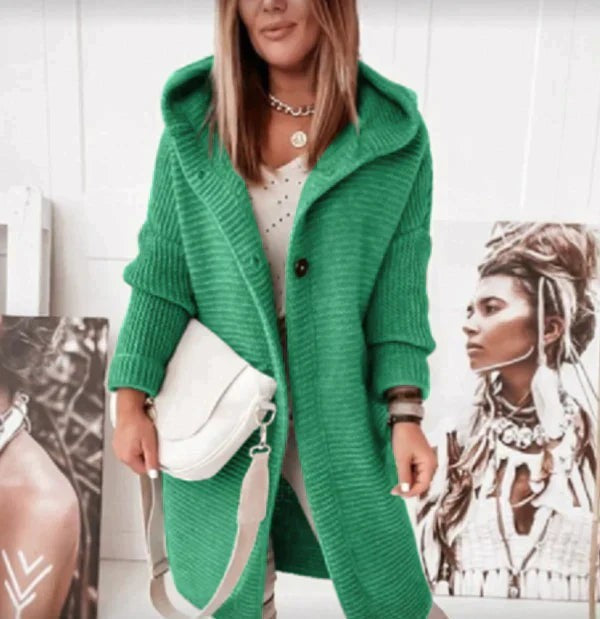 Grüne Strickjacke mit Kapuze, Frontansicht mit Knöpfen