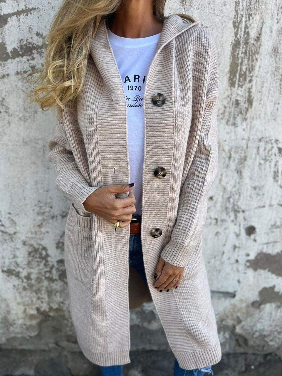 Beige lange Strickjacke mit Kapuze und Knopfleiste, kombiniert mit weißem T-Shirt