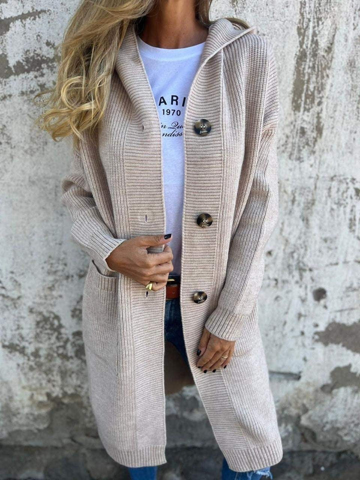 Beige lange Strickjacke mit Kapuze und Knopfleiste, kombiniert mit weißem T-Shirt