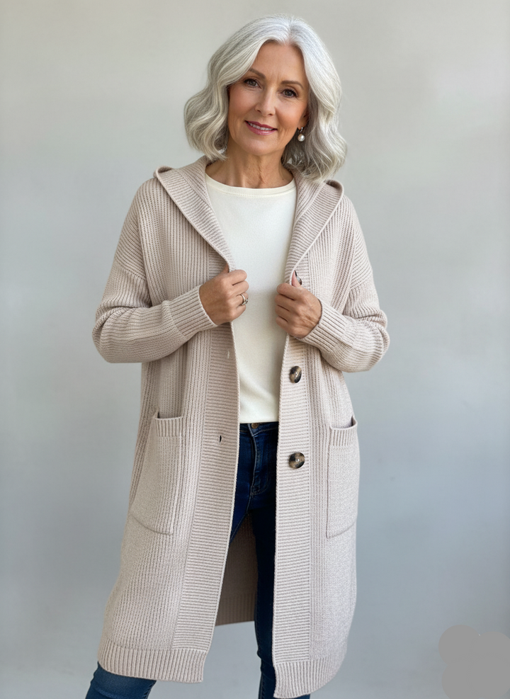 Strickjacke mit Kapuze in Beige, offen getragen über cremefarbenem Pullover
