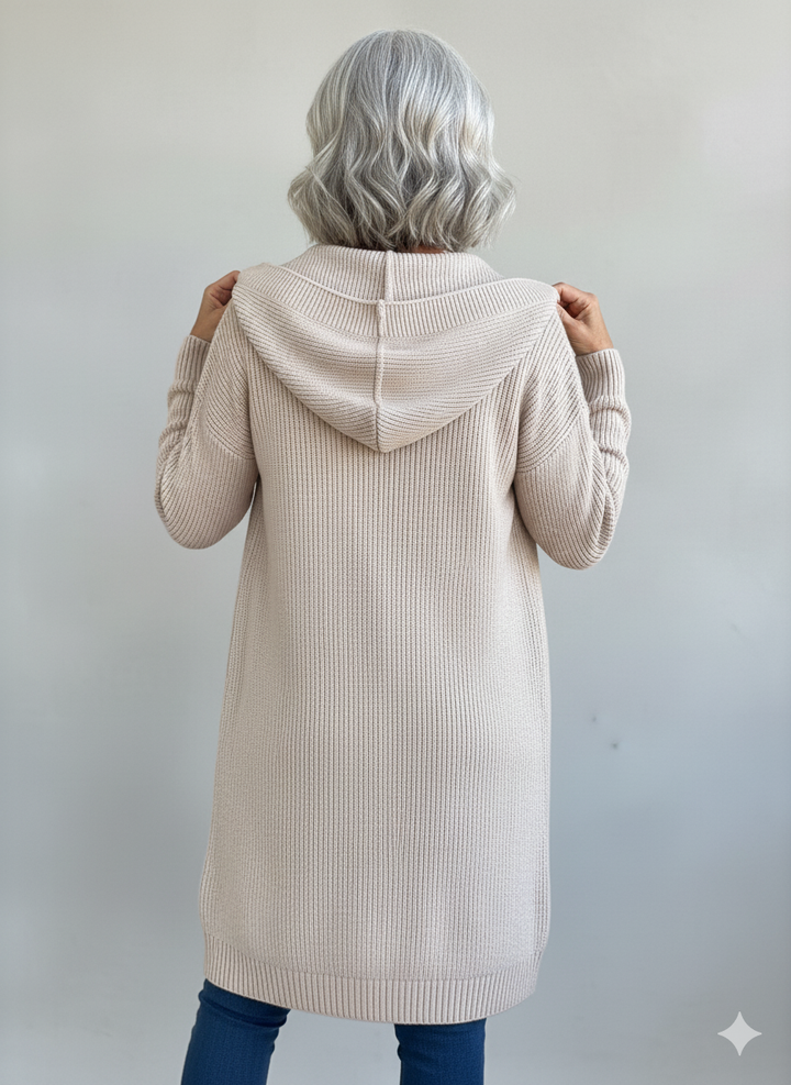 Rückansicht der beigen Strickjacke mit Kapuze und Rippstrick-Muster