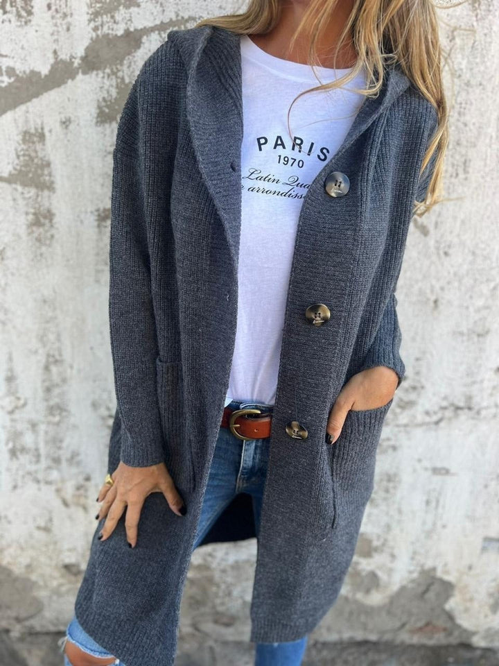 Anthrazitfarbene lange Strickjacke mit Kapuze und Knopfleiste, lässig kombiniert