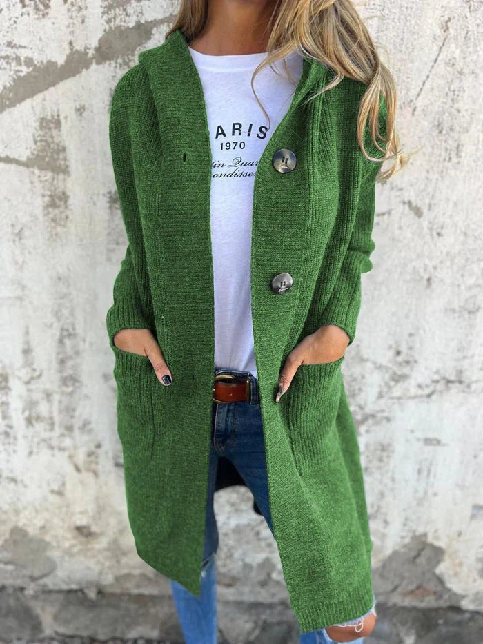 Grüne Strickjacke mit Kapuze und Knopfleiste, kombiniert mit Jeans