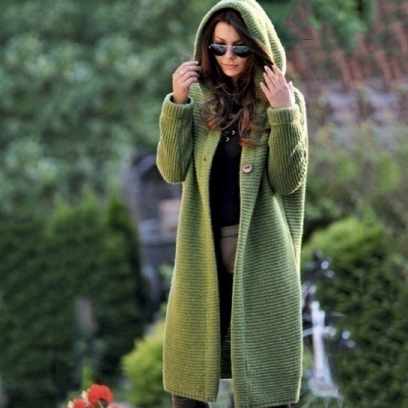 Grüne Cardigan-Jacke mit Kapuze im Freien, lässiger Strickmantel-Look